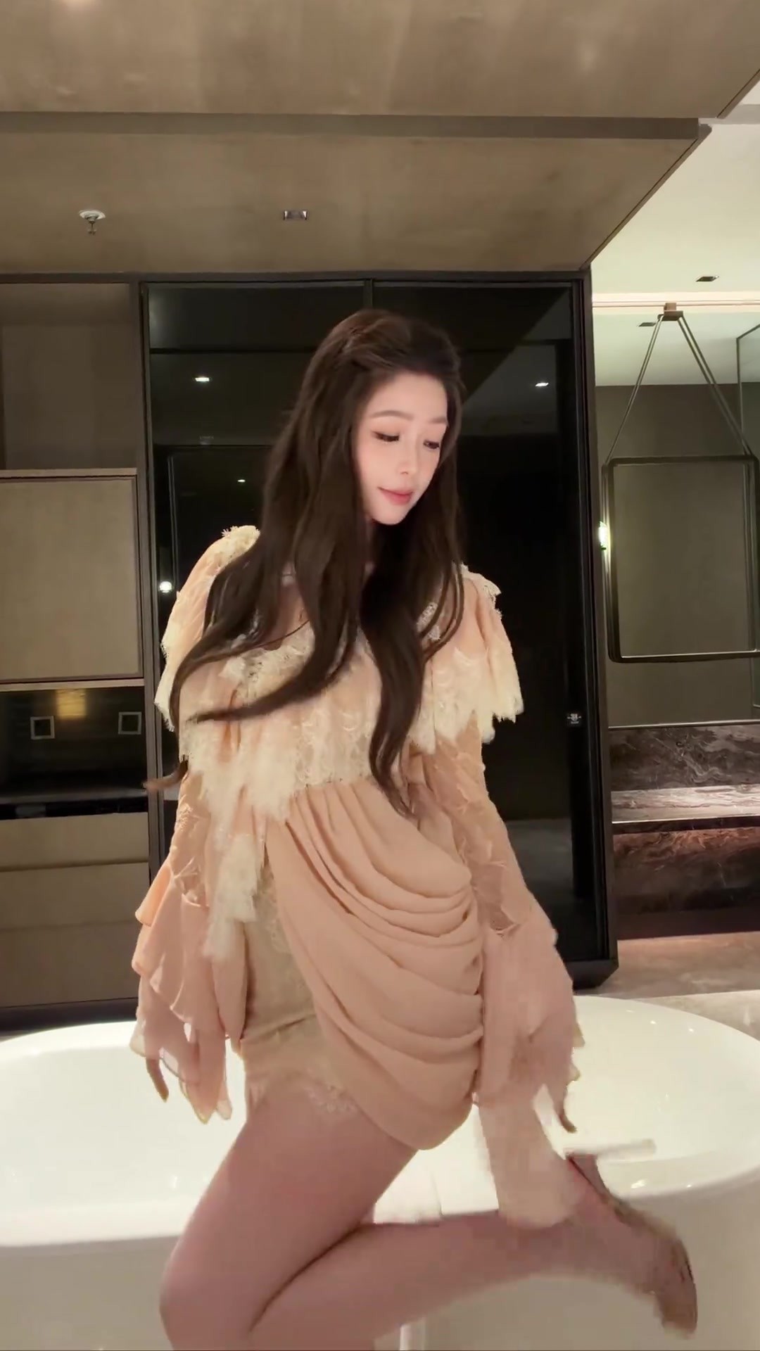 周楷恒老婆椰子穿蕾丝裙跳舞，这谁看了不嫉妒巨龙啊😠